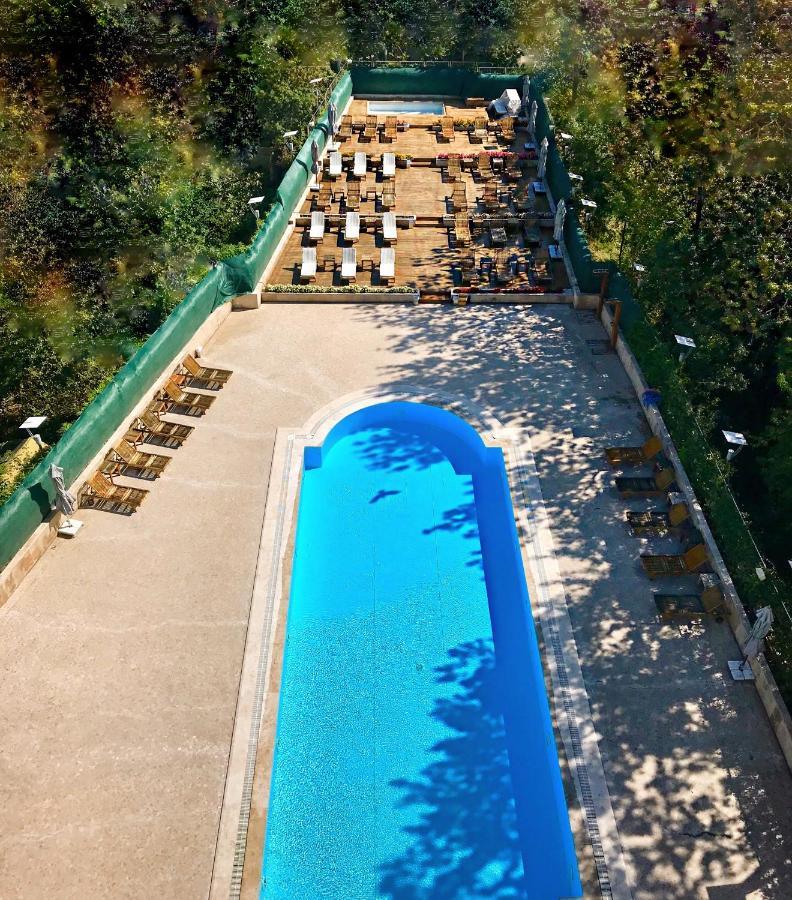 Cevahir Hotel Istanbul Asia Exterior foto The swimming pool at the hotel