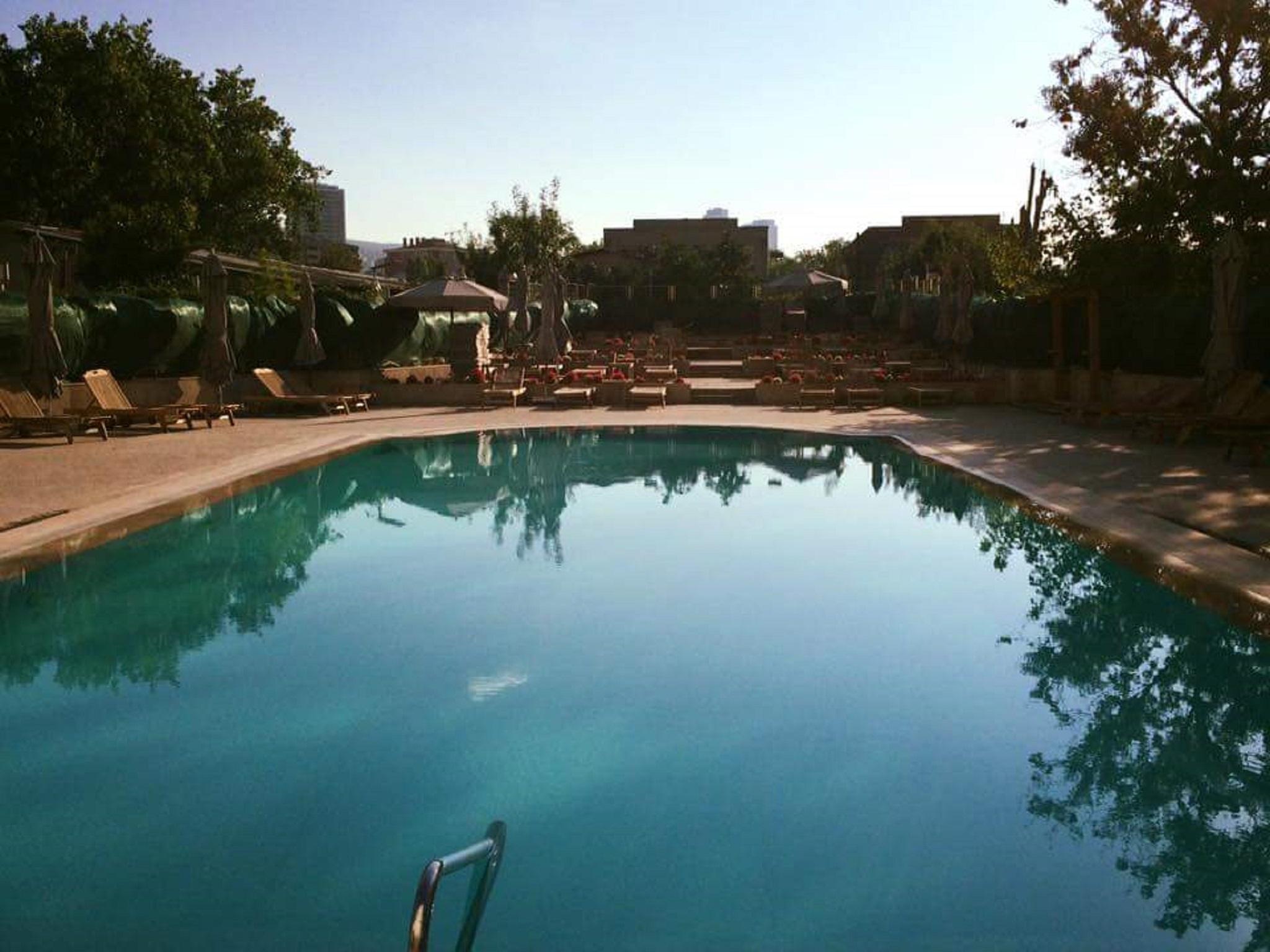 Cevahir Hotel Istanbul Asia Exterior foto The swimming pool at the hotel