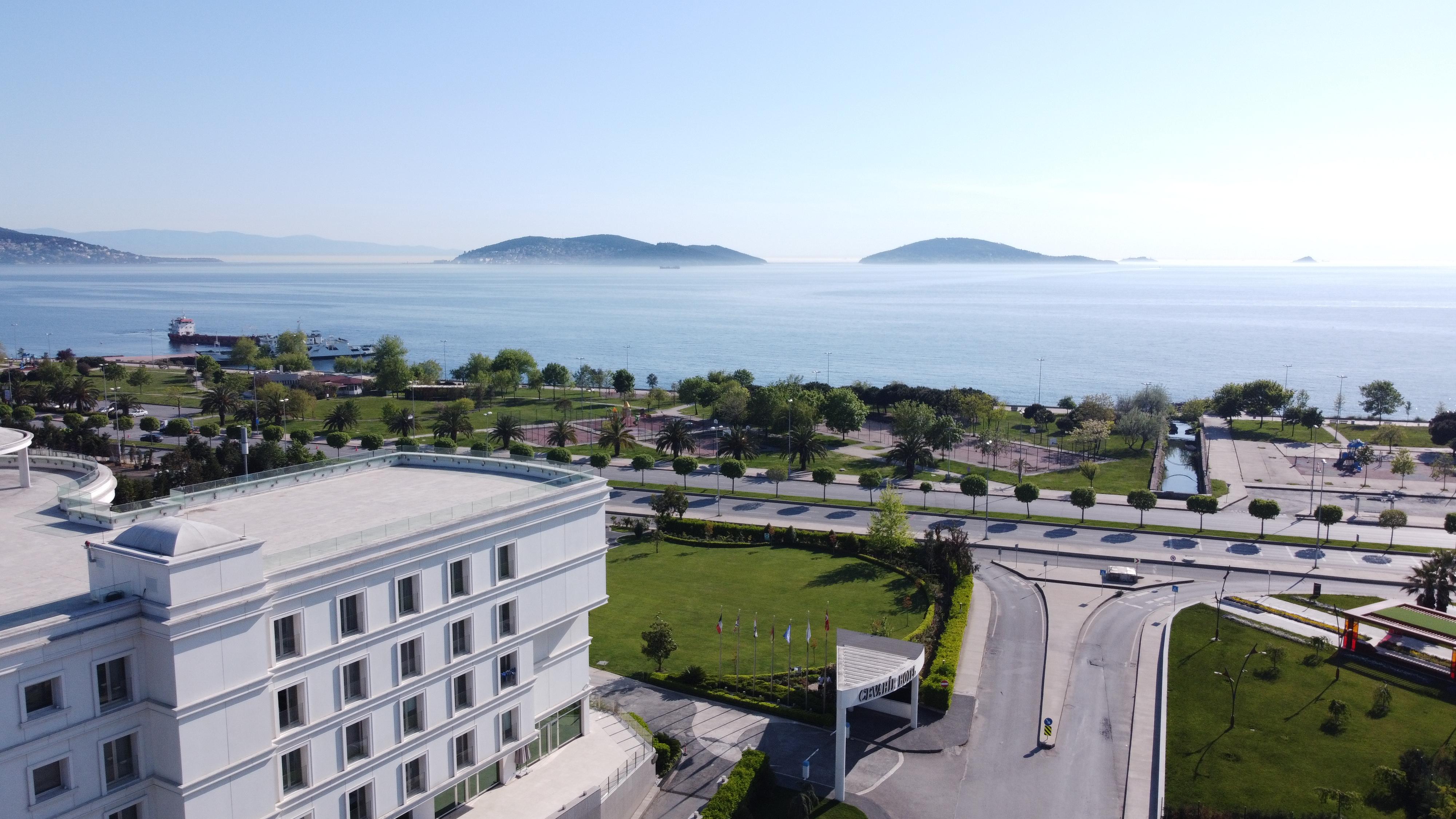 Cevahir Hotel Istanbul Asia Exterior foto View of the islands of Petalioi from the campus of the University of Patras