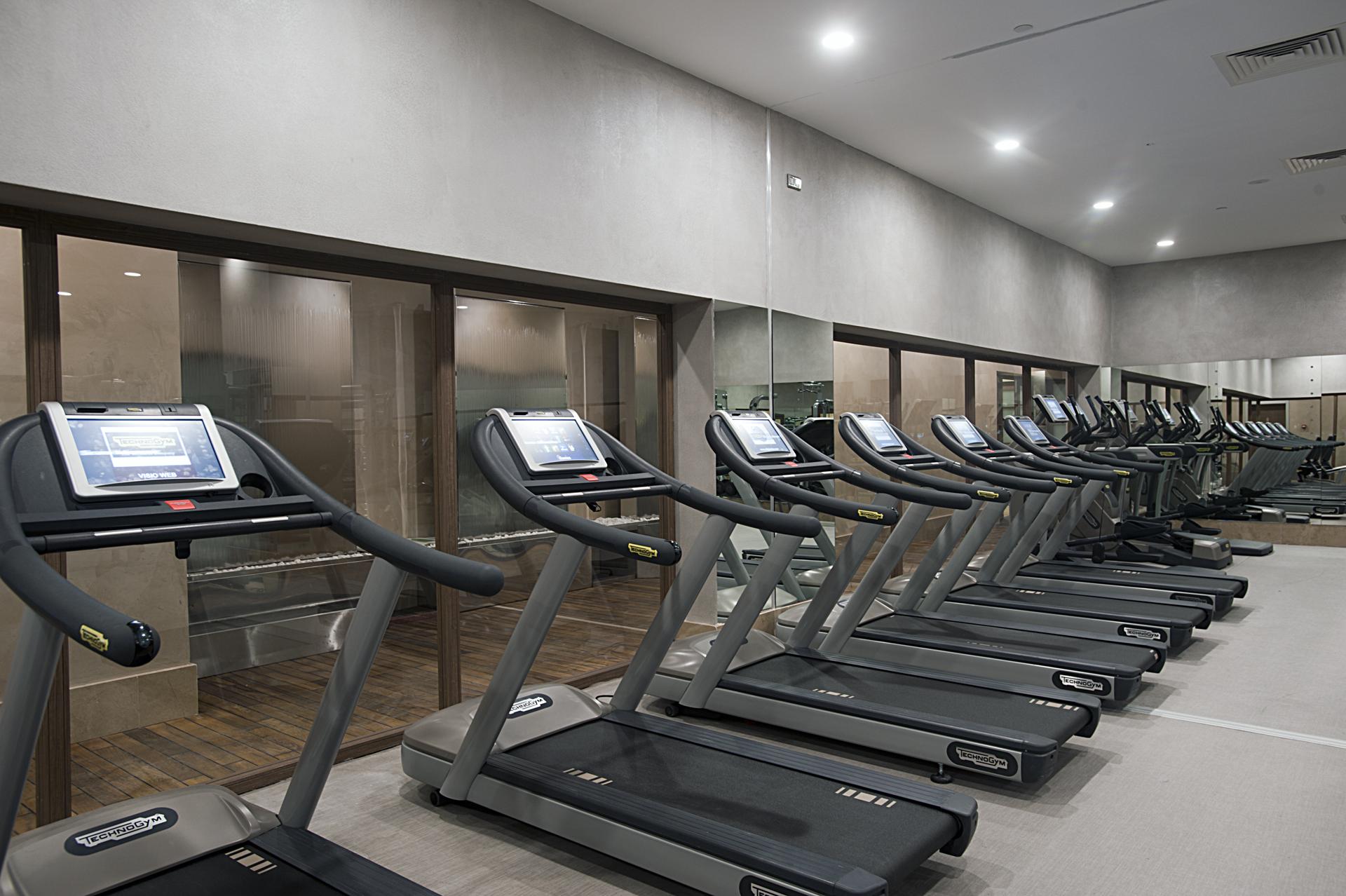 Cevahir Hotel Istanbul Asia Exterior foto Treadmills in a gym