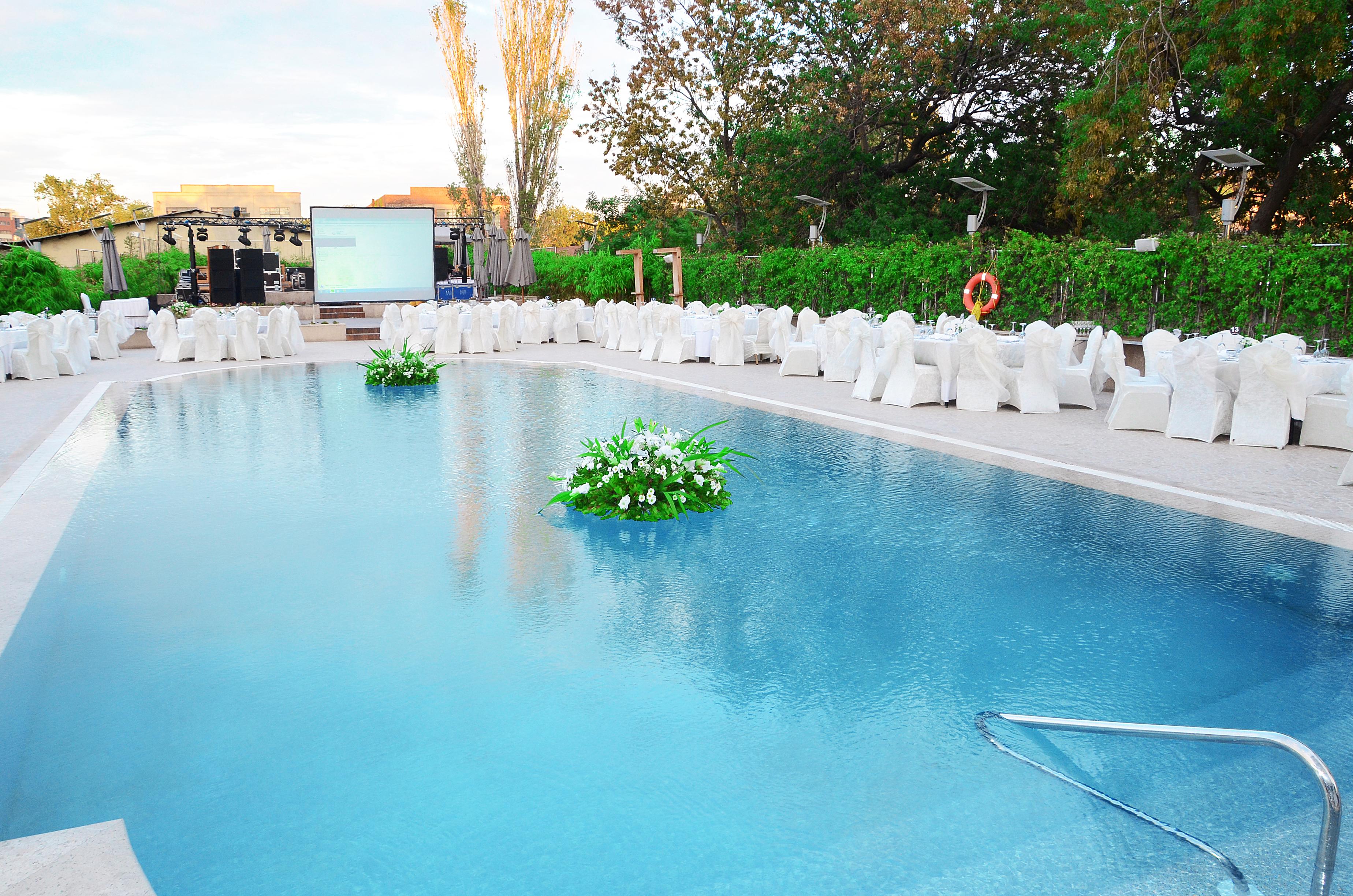 Cevahir Hotel Istanbul Asia Exterior foto The pool at the hotel